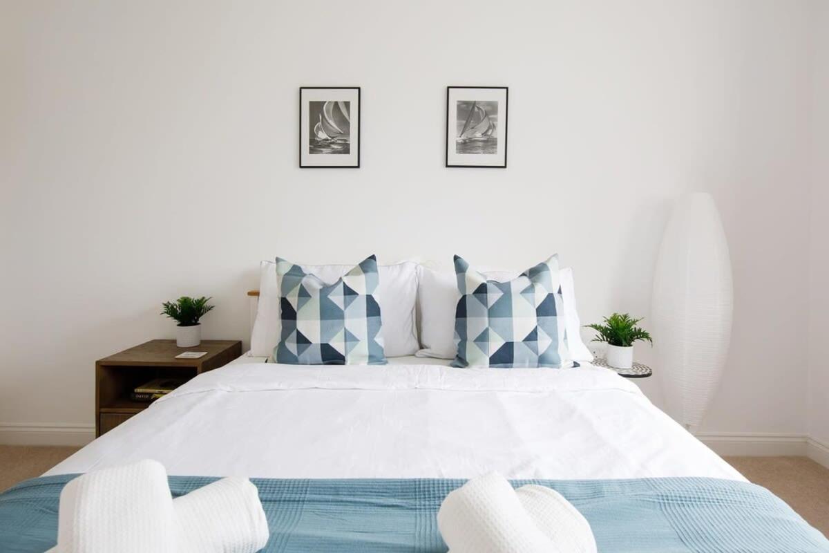 Modern & Stylish Seaside Family Home Чичестер Экстерьер фото