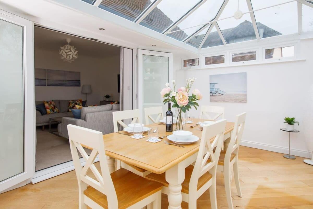 Modern & Stylish Seaside Family Home Чичестер Экстерьер фото